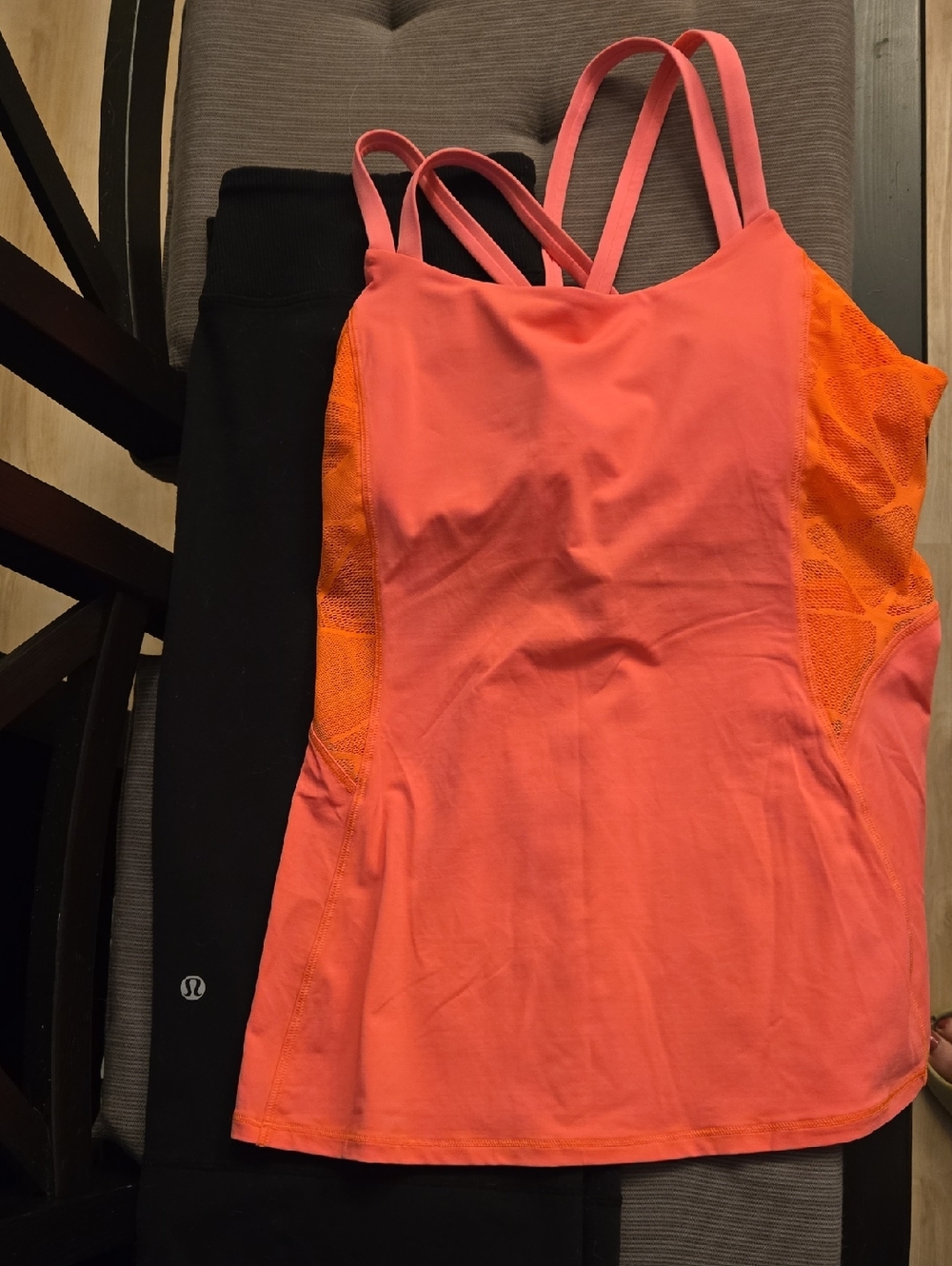 Bundle of 2 Lulu lenon top & capris sporty black & pink size 8/6
